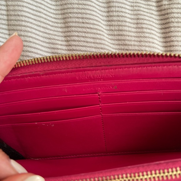 Hot pink wallet - Picture 2 of 4